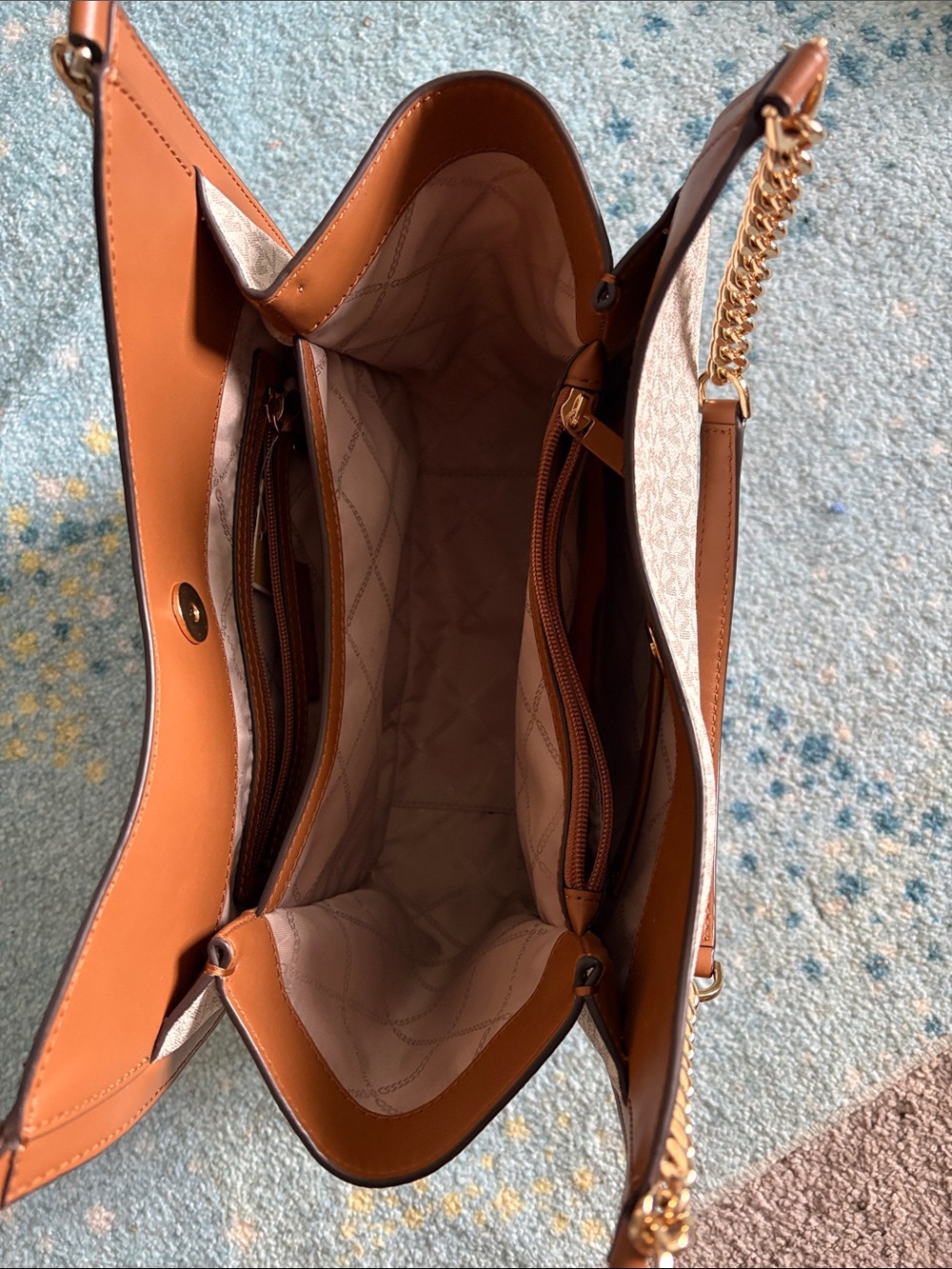 Michael Kors White MK Logo Shoulder Hobo with Brown Trim & Gold Chain - Picture 3 of 3